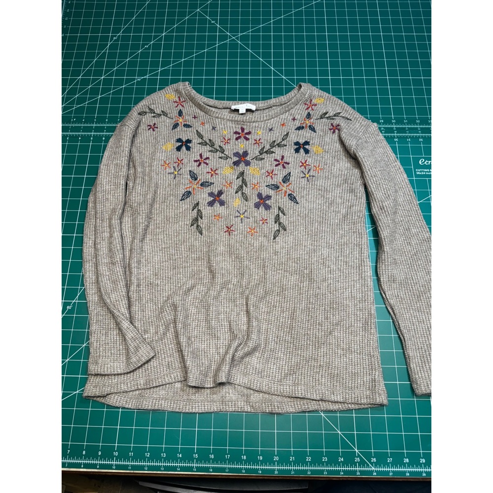 Grace & Lace Womens Medium Embroidered Floral Waffle Knit Thermal Top Taupe Gray